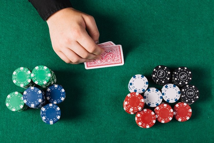 Bagan tingkat loyalitas belanja menampilkan manfaat progresif dari Member hingga Diamond